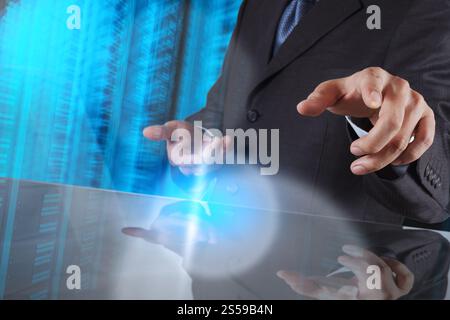 Geschäftsmann Hand auf Knopfdruck Touchscreen auf Server-Hintergrund Stockfoto