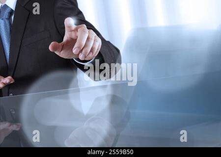 Geschäftsmann Hand auf Knopfdruck Touchscreen auf Server-Hintergrund Stockfoto