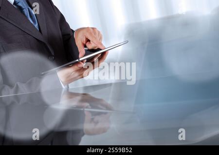 Geschäftsmann Hand auf Knopfdruck Touchscreen auf Server-Hintergrund Stockfoto