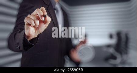 Geschäftsmann Hand einen imaginären Taste am virtuellen Bildschirm Stockfoto