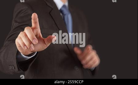 Geschäftsmann Hand einen imaginären Taste am virtuellen Bildschirm Stockfoto