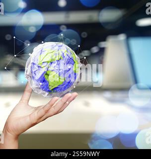 Doppelbelichtung Geschäftsfrau Hand zeigt zerknittertes Papier und die Welt mit digitalen social-Media-Netzwerk-Konzept Stockfoto