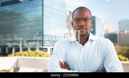 Selbstbewusster Business Professional präsentiert sich im Freien in einer modernen städtischen Umgebung Stockfoto