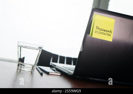 einfach Passwort auf Zettel auf Laptop im Büro als Konzept zurück Stockfoto