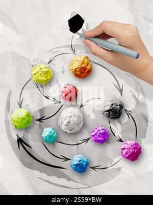 Hand greift Farben zerknittertes Papier als soziales Netzwerkstruktur auf faltige Papier Kreativkonzept Stockfoto
