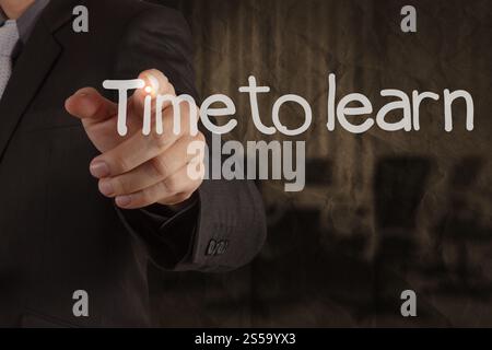 die Hand schreiben Zeit lernen mit Tagungsraum auf zerknitterten Recycle Papierhintergrund als Konzept Stockfoto