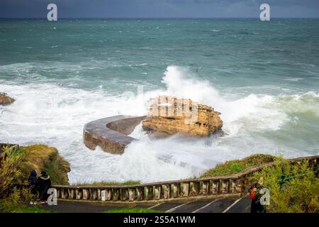 Gamaritz Dam Felsen und Meer während eines Sturms. Stadt Biarritz, Frankreich. Gamaritz Dam Felsen und Meer in biarritz Stockfoto