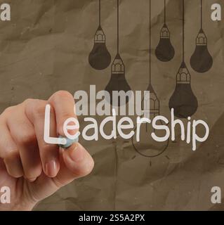 Handschrift-Führung mit zerknitterten Recycle Papierhintergrund als Konzept Stockfoto