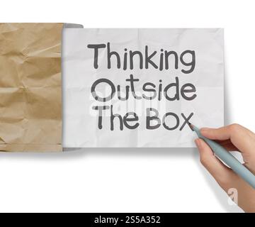 Hand greift denken Te Tellerrand auf zerknülltes Papier als Konzept Stockfoto