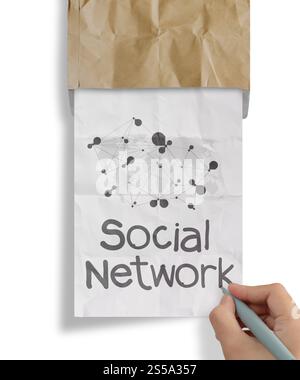 Hand zieht soziales Netzwerkstruktur mit zerknittert aus recycle Umschlag als Konzept Stockfoto