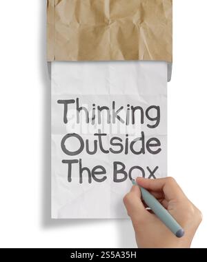 Hand greift denken Te Tellerrand auf zerknülltes Papier als Konzept Stockfoto