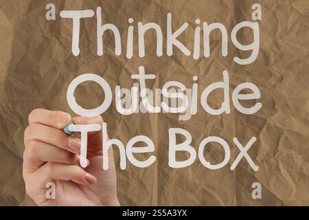 Hand zieht Tellerrand den mit zerknitterten Recycle Papierhintergrund als Konzept Stockfoto