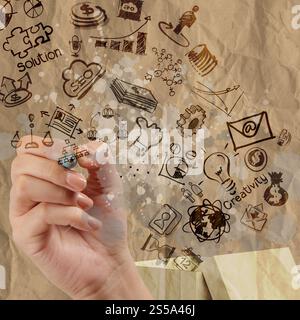 Hand zieht Tellerrand den als kreativ- und Führung Konzept mit zerknitterten Recycle Papierhintergrund Stockfoto