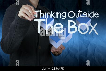 Hand zieht Tellerrand den mit zerknittertes Papierhintergrund als Konzept Stockfoto