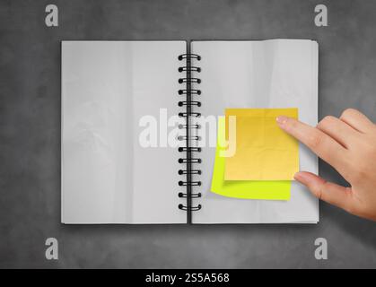 Haftnotizen mit offenen leere Notizbuch über Deak Top Textur Stockfoto