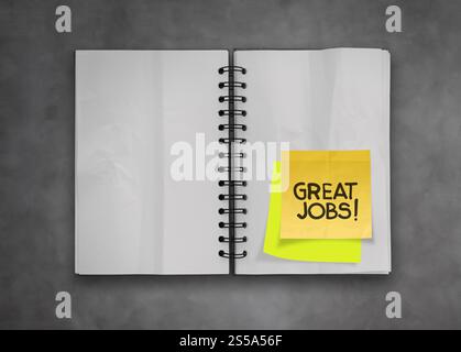 tollen Job Wort Haftnotizen mit öffnen leere Notizbuch über Deak Top Textur Stockfoto