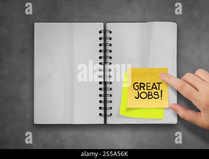 tollen Job Wort Haftnotizen mit öffnen leere Notizbuch über Deak Top Textur Stockfoto