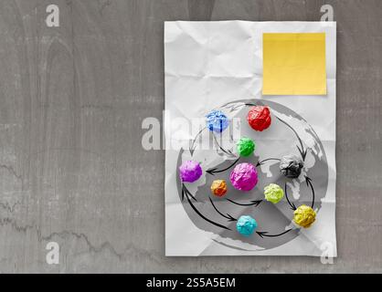 zerknittertes Papier Farben als soziales Netzwerkstruktur auf faltige Papier Kreativkonzept Stockfoto