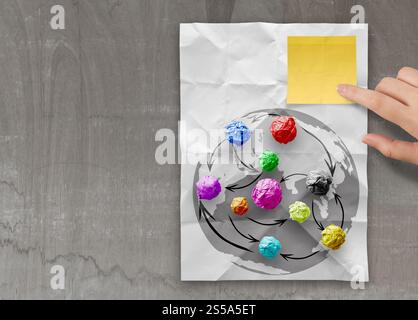 zerknittertes Papier Farben als soziales Netzwerkstruktur auf faltige Papier Kreativkonzept Stockfoto
