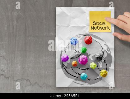 zerknittertes Papier Farben als soziales Netzwerkstruktur auf faltige Papier Kreativkonzept Stockfoto