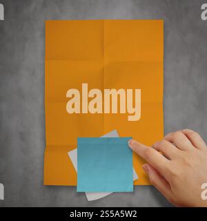 leere Haftnotizen auf Recycling zerknittertes Papierhintergrund als Konzept Stockfoto
