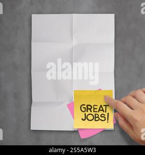 tollen Job Haftnotizen auf Recycling zerknittertes Papierhintergrund als Konzept Stockfoto