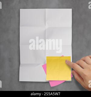 Haftnotizen auf Recycling zerknittertes Papierhintergrund als Konzept Stockfoto