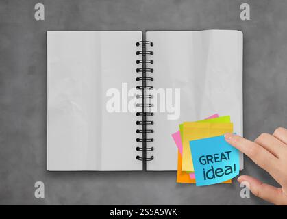 tolle Idee Wort Haftnotizen mit leere Notizbuch auf Schreibtisch Top Textur öffnen Stockfoto