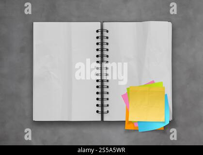 Haftnotizen mit offenen leere Notizbuch auf Schreibtisch Top Textur Stockfoto