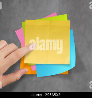 tollen Job Haftnotizen auf Recycling zerknittertes Papierhintergrund als Konzept Stockfoto