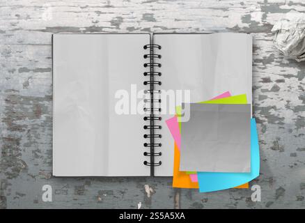 Haftnotizen mit offenen leere Notizbuch auf Schreibtisch Top Textur Stockfoto