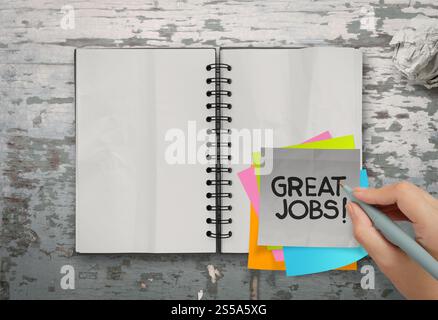 tollen Job Wort Haftnotizen mit leere Notizbuch auf Schreibtisch Top Textur öffnen Stockfoto