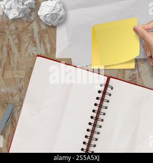 Haftnotizen mit leere offene Notizbuch über Recycling Holz Tischplatte Stockfoto