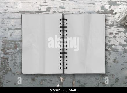 Haftnotizen mit offenen leere Notizbuch auf Schreibtisch Top Textur Stockfoto