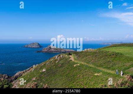 Saint-Coulomb, La Guimorais, Insel „île Bernard“ (Bretagne, Nordwesten Frankreichs): Felsige Küste und Meer. Touristen auf dem Küstenweg Stockfoto