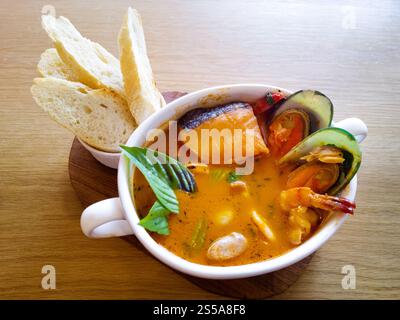Köstliche mediterrane Meeresfrüchtesuppe auf Holztisch Stockfoto
