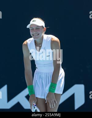 Melbourne, Australien. Januar 2025. Erika Andreeva reagierte im ersten Rundenspiel der Frauen zwischen Zheng Saisai aus China und Erika Andreeva aus Russland beim Australian Open Tennis Turnier in Melbourne, Australien am 14. Januar 2025. Quelle: Hu Jingchen/Xinhua/Alamy Live News Stockfoto