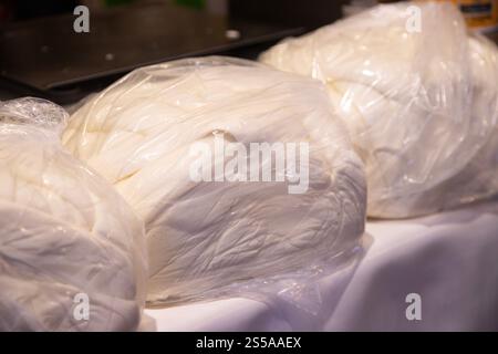 Der Oaxaca-Käse, Quesillo oder String-Käse ist ein frisch- und Weichkäse, der ursprünglich aus den zentralen Tälern des Bundesstaates Oaxaca stammt. Stockfoto