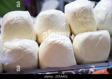 Der Oaxaca-Käse, Quesillo oder String-Käse ist ein frisch- und Weichkäse, der ursprünglich aus den zentralen Tälern des Bundesstaates Oaxaca stammt. Stockfoto