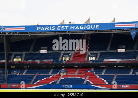 Paris (Frankreich): Stadion Parc des Princes. Blick auf die leeren Stände und den Slogan „Paris ist Magie“ Stockfoto