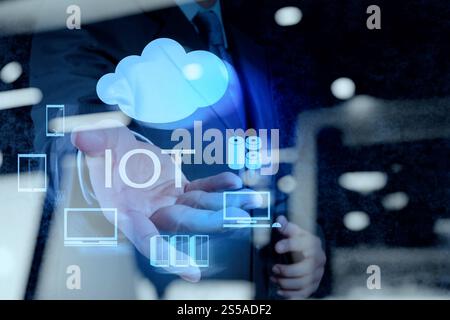 Doppelbelichtung von Hand zeigen, Internet der Dinge (IoT) Wort Diagramm als Konzept Stockfoto