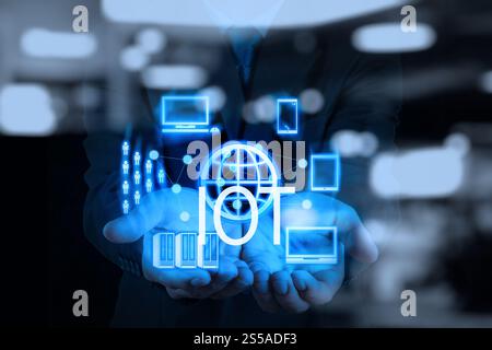 Doppelbelichtung von Hand zeigen, Internet der Dinge (IoT) Wort Diagramm als Konzept Stockfoto