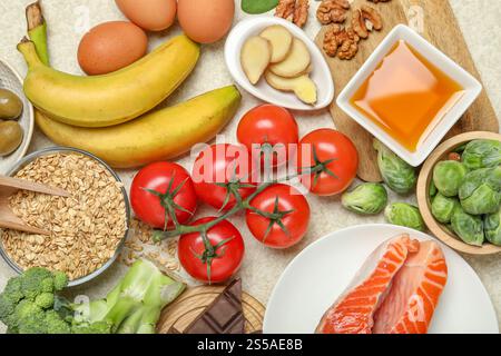 Verschiedene frische Produkte mit hohem Melatoningehalt auf einem hellen Tisch, flach gelegen Stockfoto