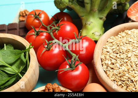 Verschiedene frische Produkte reich an Melatonin auf hellblauem Tisch, Nahaufnahme Stockfoto