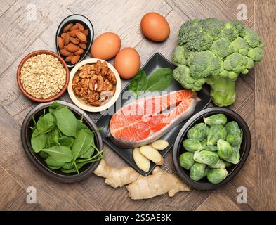 Verschiedene frische Produkte reich an Melatonin auf Holztisch, flach gelegt Stockfoto