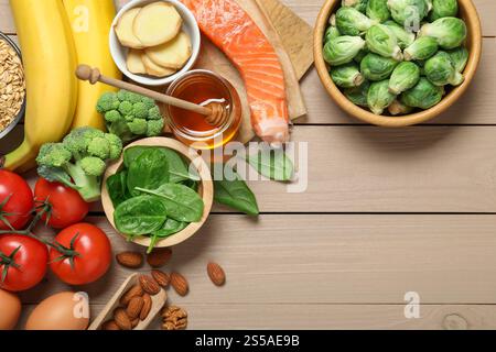 Verschiedene Produkte reich an Melatonin auf Holztisch, flache Lagen Stockfoto