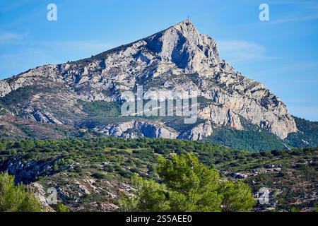 Le Tholonnet (Südostfrankreich): Blick auf den Kalksteinkamm mont Sainte-Victoire“, verewigt vom Maler Paul Cézanne Stockfoto