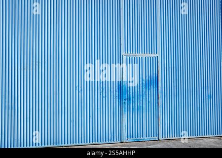 Lagertür aus Wellblech, blau lackiert Stockfoto