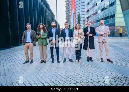 Selbstbewusstes Business-Team in modernem urbanem Ambiente Stockfoto