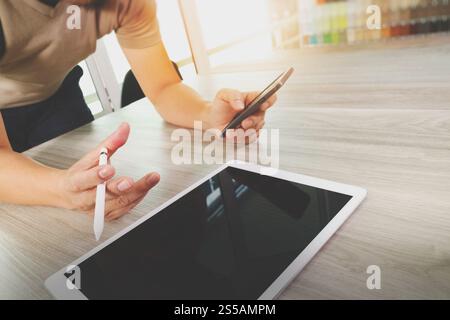 Geschäftsmann, arbeiten mit digitalen Tablet PC und Smartphone auf hölzernen Schreibtisch als Konzept Stockfoto